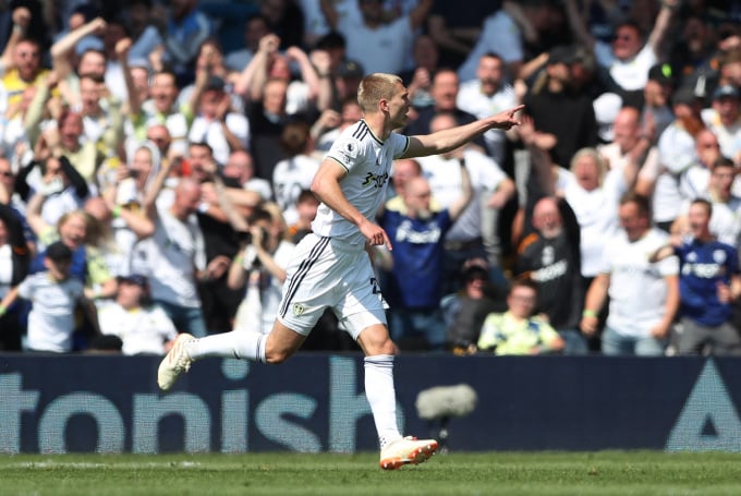 Rasmus Kristensen celebra el empate 2-2 para el Leeds. Foto: Reuters