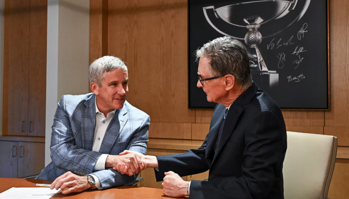 Đặc phái viên PGA Tour Jay Monahan (bên trái) bắt tay John W. Henry, chủ sở hữu tập đoàn Fenway Sports và là người đứng đầu Strategic Sports Group, hoàn tất thỏa thuận liên doanh trong PGA Tour Enterprises ngày 31/1. Ảnh: PGA Tour