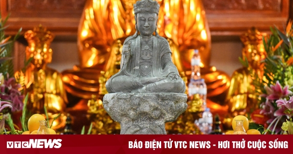 Recibiendo el certificado de reconocimiento como tesoro nacional para la estatua de Guanyin en Bac Ninh