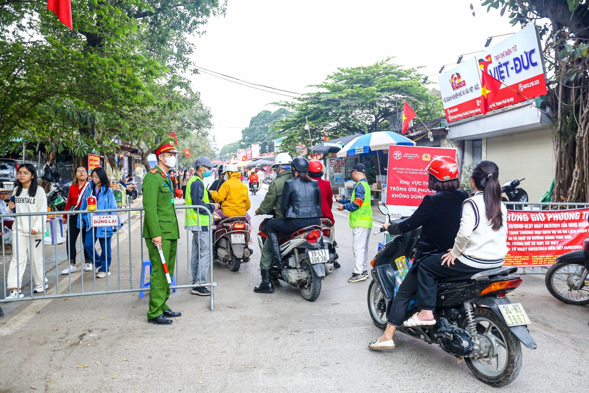 Cashless parking fee collection, no more waiting for hours at Tay Ho Palace festival on Tet holiday photo 15