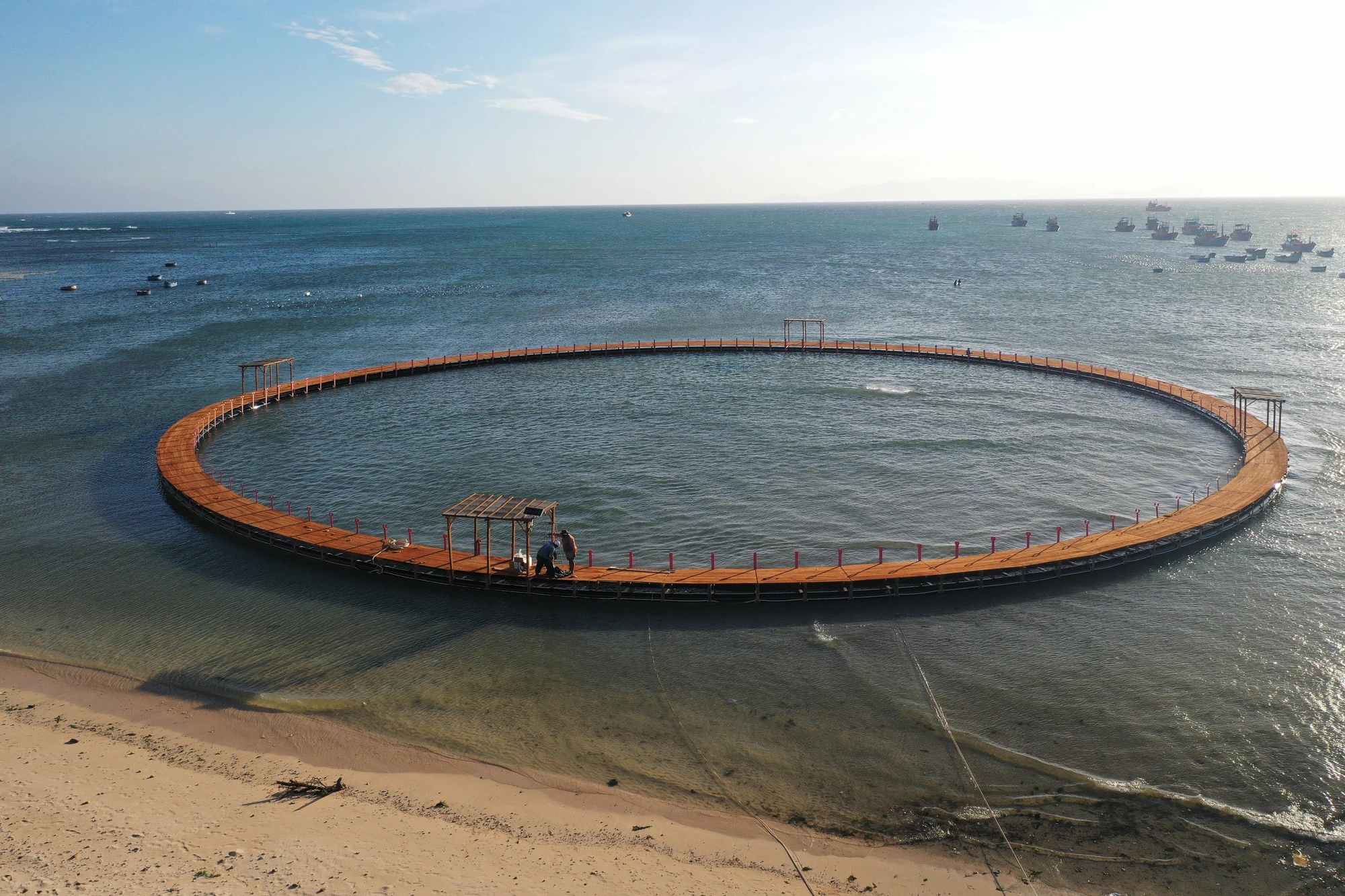 Primer plano de la jaula para calamares más grande de Vietnam recién inaugurada