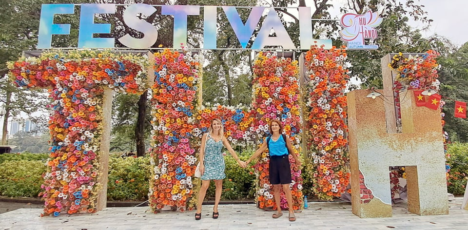 Les touristes internationaux découvrent le Festival d'Automne de Hanoi 2024. Photo : Hoai Nam