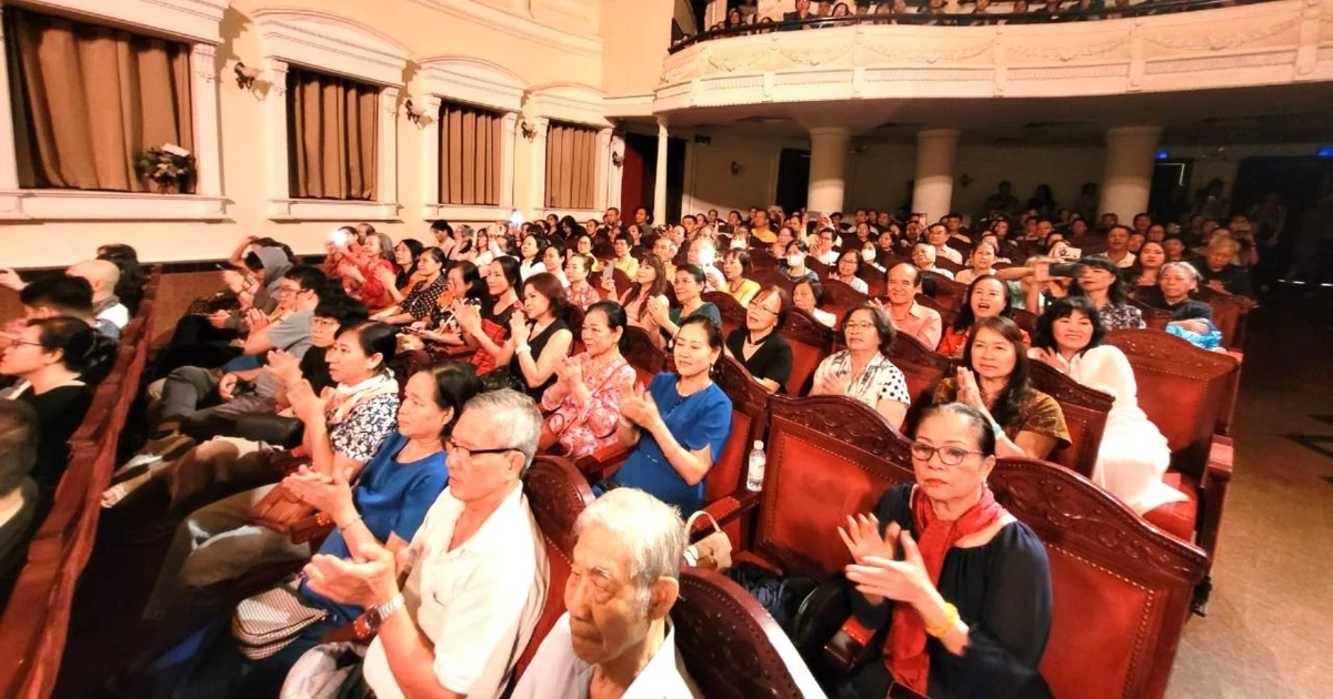 Clapping is a form of etiquette!