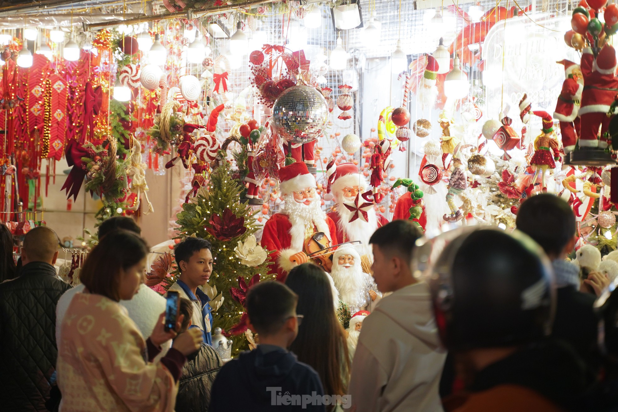 Hanoians jostle on Hang Ma Street, Cathedral welcomes Christmas early photo 10