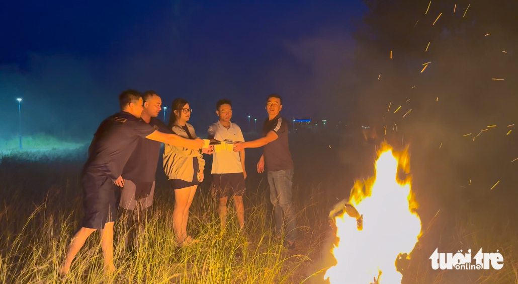 A los jóvenes les encanta elegir recorridos nocturnos para ver el mar y el bosque de Phu Quoc.