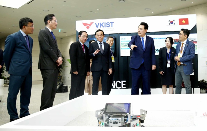 El presidente de Corea del Sur visita el Centro de Investigación y Desarrollo de Samsung - 2