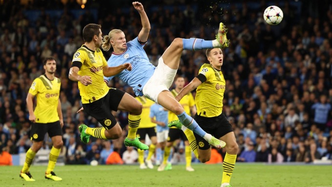 Haaland marque contre Dortmund en phase de groupes de la Ligue des champions. Toutes compétitions confondues cette saison, l'attaquant norvégien a marqué 52 buts pour Man City toutes compétitions confondues. Photo : Imago