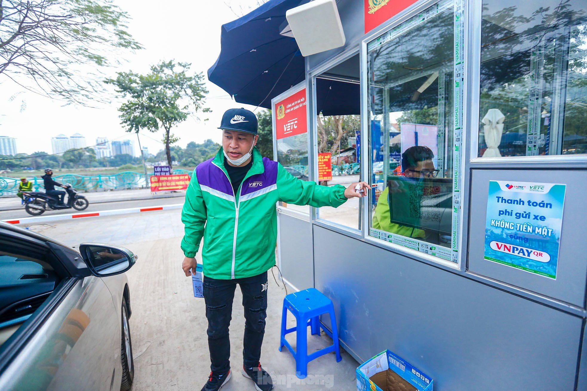 Cashless parking fee collection, no more waiting for hours at Tay Ho Palace festival on Tet holiday photo 12