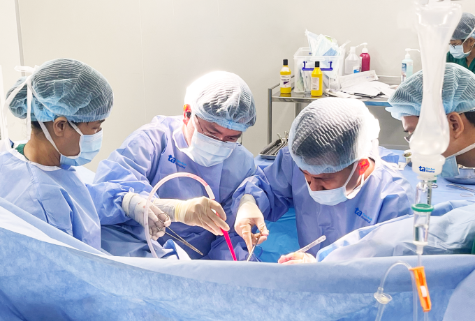 El doctor Vinh Duy (derecha) realiza una cirugía de reconstrucción uretral a un paciente. Foto: Hospital General de Tam Anh