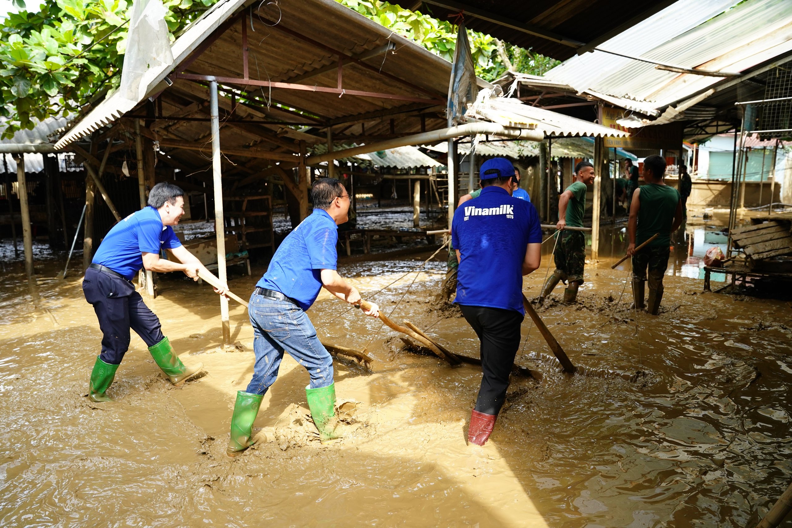 Hỗ trợ người dân khắc phục hậu quả sau bão lũ, khôi phục cuộc sống- Ảnh 23.