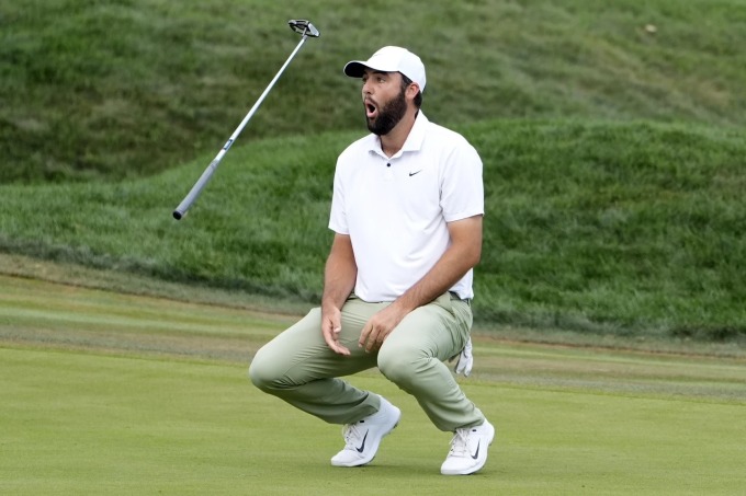 Scheffler tira su palo de golf arrepentido tras fallar un birdie en el hoyo 18 en la ronda final del Players Championship 2024 el 17 de marzo. Foto: AP