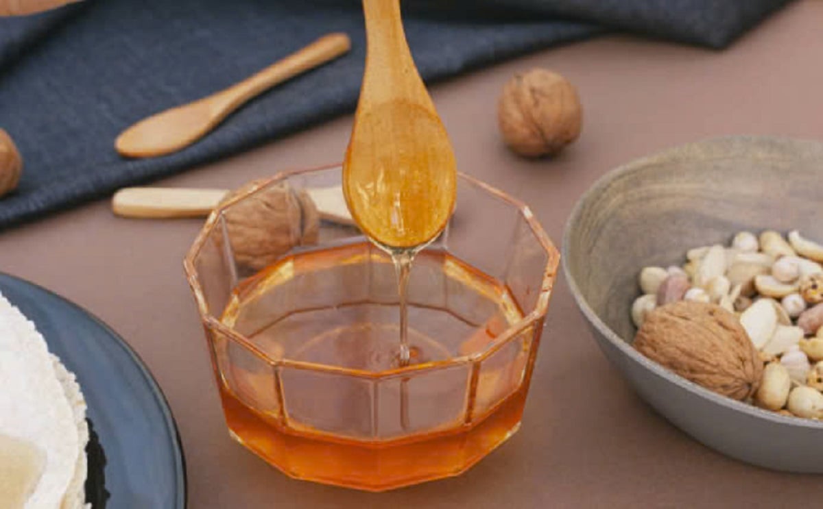 Cómo usar la miel para la piel grasa. Fuente de la foto: Según Healthshots