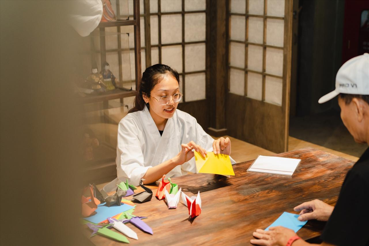 Besides Japanese swords, visitors can also experience the art of Origami paper folding. Photo: Ha