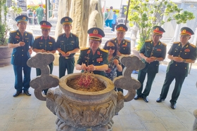 Die Veteranen-Traditionsvereinigung des Regiments 27, Front B5 Quang Tri, organisierte das 2. „Kerze der Dankbarkeit“-Programm