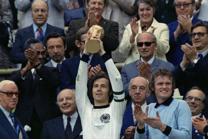 Beckenbauer là đội trưởng tuyển Tây Đức vô địch World Cup 1974. Ảnh: AP