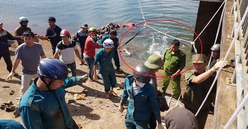 Transportando rocas y arena para controlar los incidentes en un embalse en Gia Lai