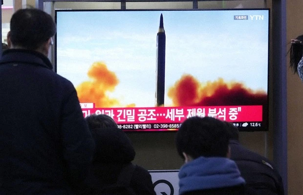 Südkoreaner verfolgen Nachrichten über den IRBM-Start Nordkoreas am Bahnhof Seoul. Foto: Mainichi