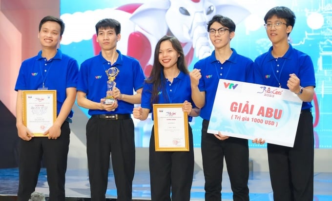 Los miembros del equipo DCN-DT 02 de la Universidad Industrial de Hanoi recibieron premios, certificados y trofeos del campeonato del comité organizador. Fotografía: Universidad Industrial de Hanoi