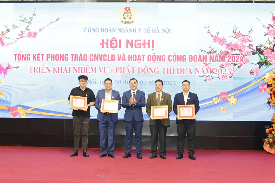 Vietnam General Confederation of Labor awarded Creative Labor Certificates to individuals.