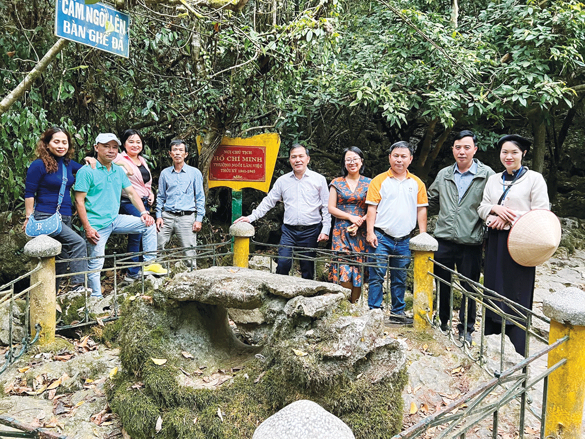 Members of the Da Nang Newspaper delegation took souvenir photos next to Uncle Ho's desk next to Lenin stream. Photo: N.D