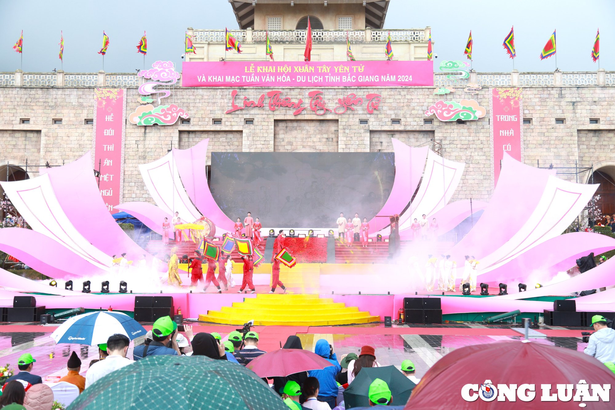 Touristen erobern die Thuong-Pagode in Tay Yen Tu, Bild 3