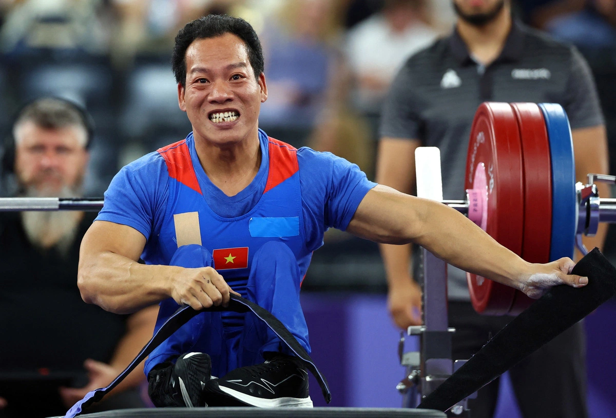 Athlete Le Van Cong was awarded 235 million VND after winning the 2024 Paralympic bronze medal.