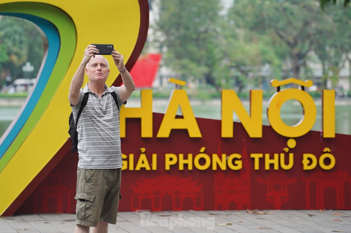 Tourists enjoy the first cold wind of the season in Hanoi photo 2