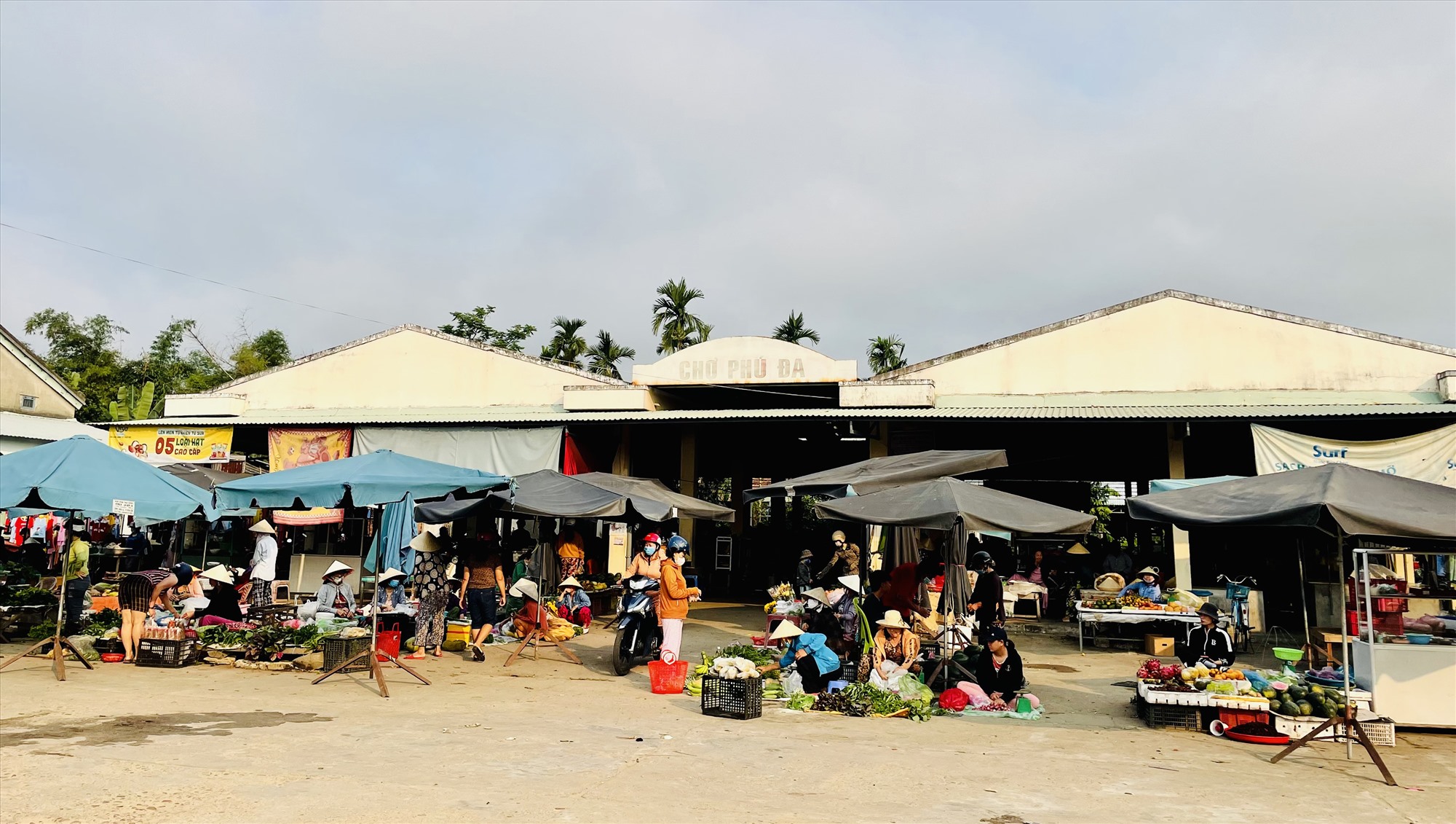 Phu Da Market (Duy Thu Commune, Duy Xuyen) on a weekend morning. Photo: TAM LE