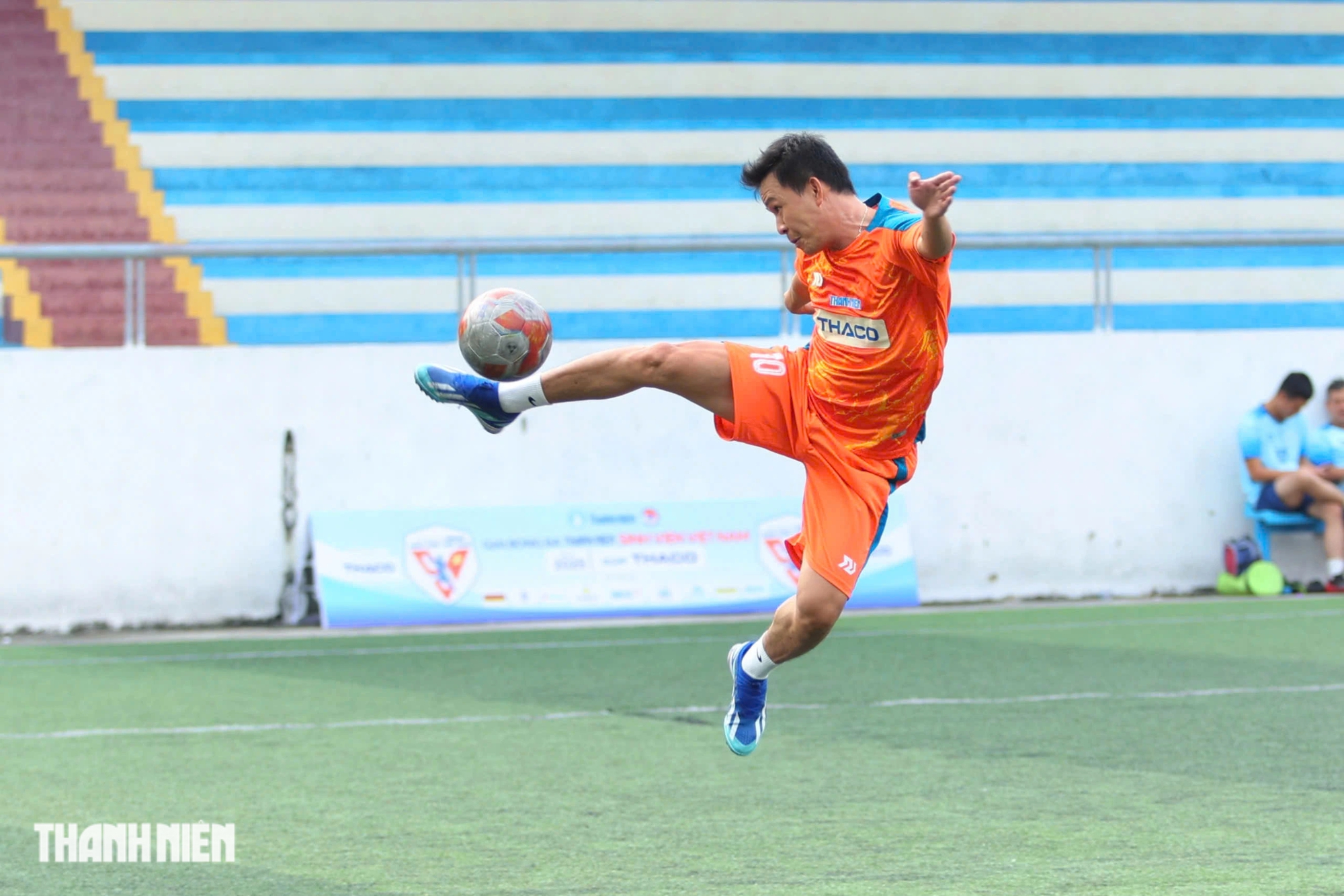 Hào hứng, sôi nổi trận giao hữu ‘đặc biệt’ tại sân bóng Trường ĐH Nha Trang- Ảnh 9.