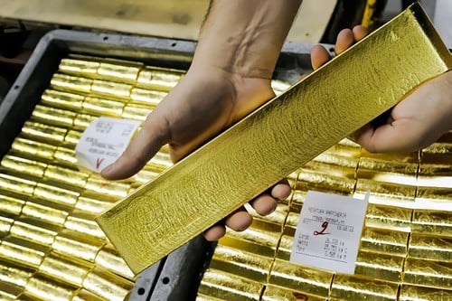 Why do experts predict world gold prices to increase by 6% in 2024?