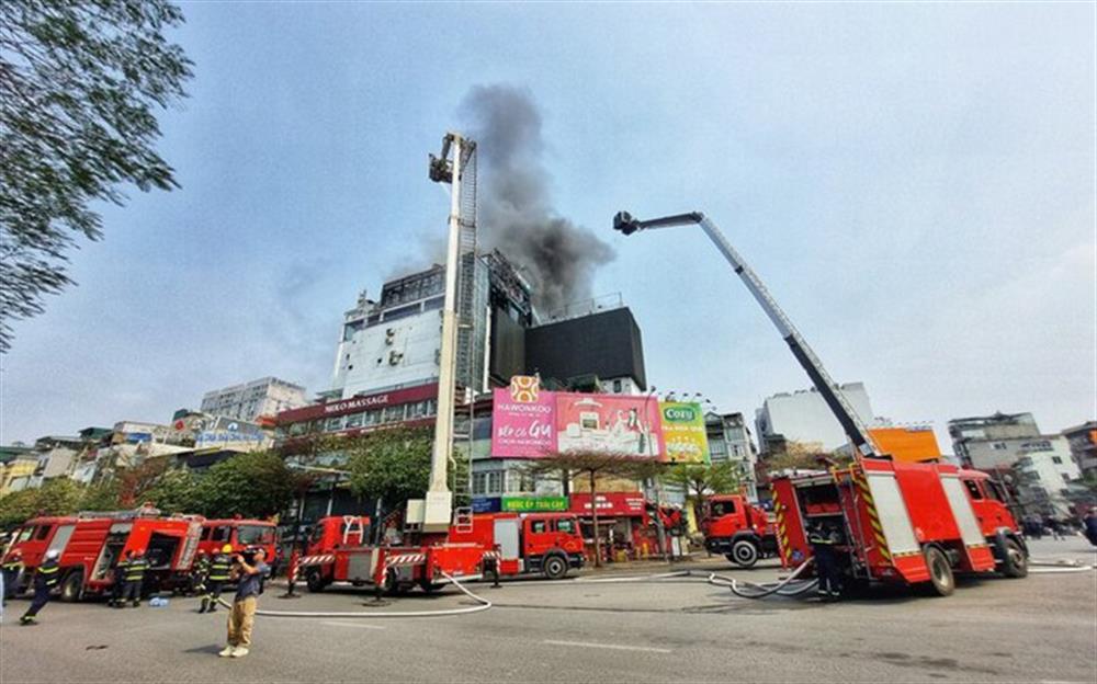 Die Brandschutz-, Feuerwehr- und Rettungspolizei löschte den am Morgen des 12. März 2024 ausgebrochenen Brand mit einer Drehleiter und sprühte Wasser.