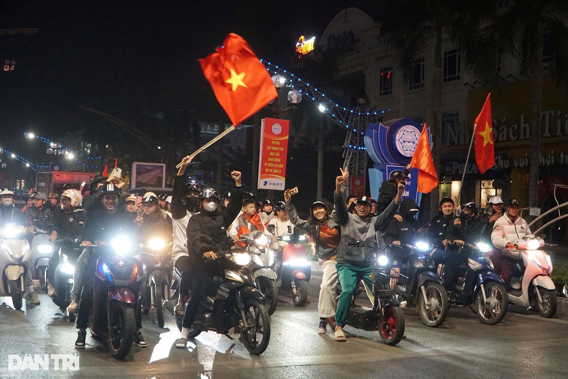 Đi bão ăn mừng - cùng dừng đèn đỏ - 15