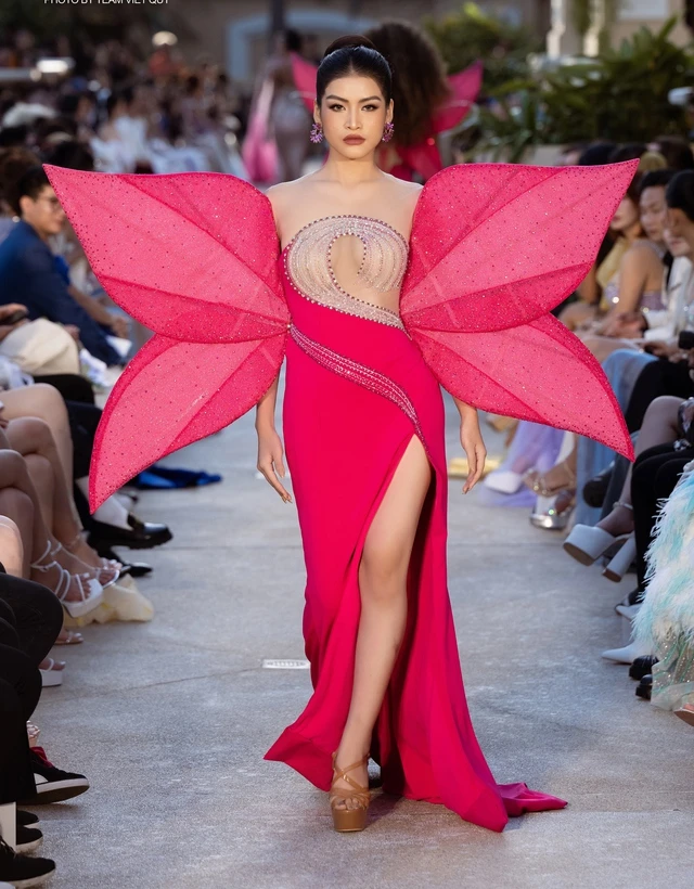 ベトナムの観客は、75 人の国際的な美人コンテストのファッション ショーに驚嘆しました - 写真 5。 Khán giả Việt trầm trồ với màn diễn thời trang của 75 hoa hậu quốc tế- Ảnh 5.