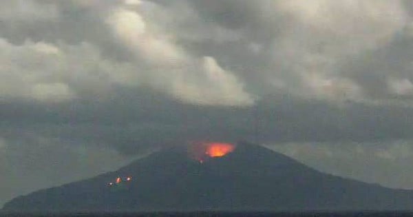 Volcano erupts in Japan, officials urge people to protect their lives