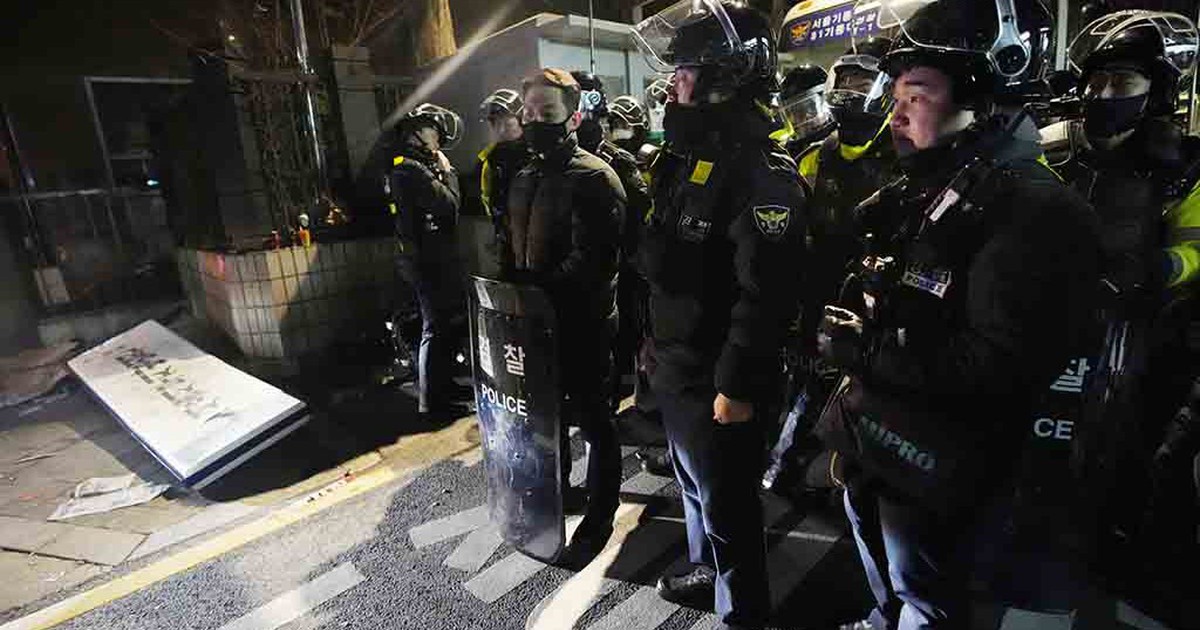 Crowds attack Seoul court over president's arrest warrant