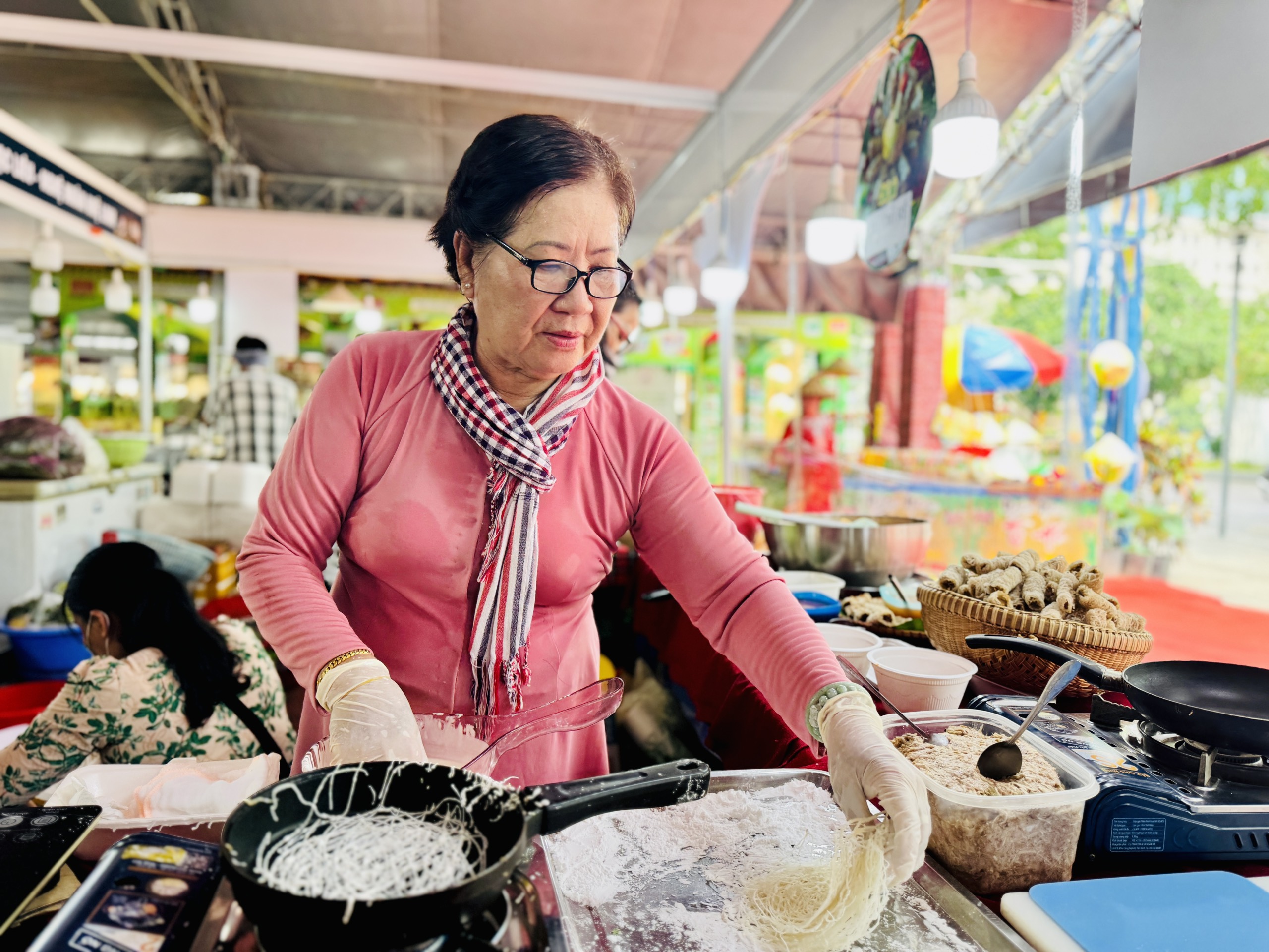 Ngày hội bánh dân gian TP.HCM: Người dân thỏa thích chọn, ăn đủ loại bánh 3 miền mừng ngày 20.10- Ảnh 6.