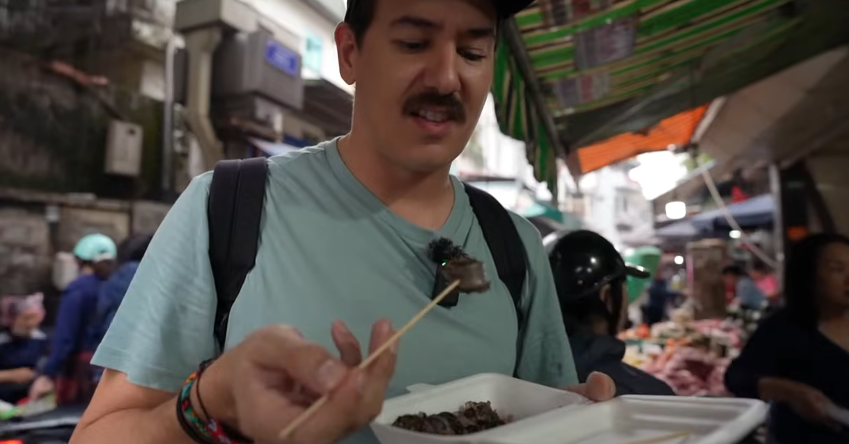 Turistas occidentales descubren un plato "más extraño que un huevo balut" en el casco antiguo de Hanoi