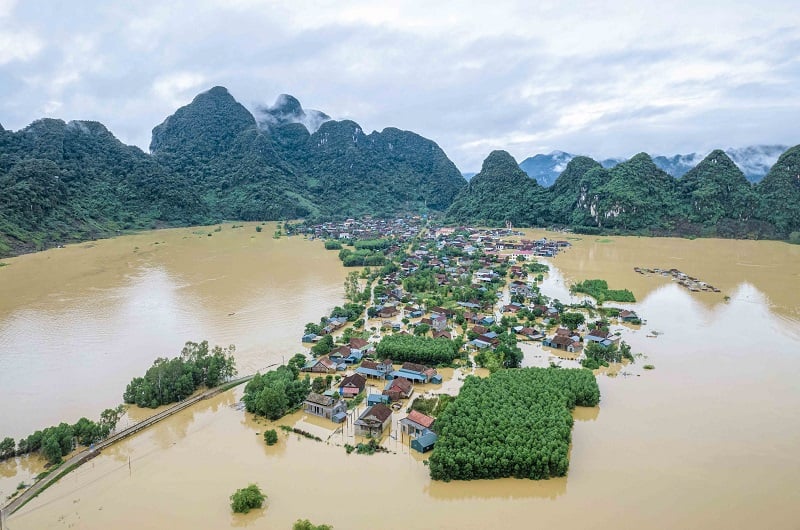 Hàng nghìn nhà dân tại Quảng Bình bị ngập trong nước lũ.