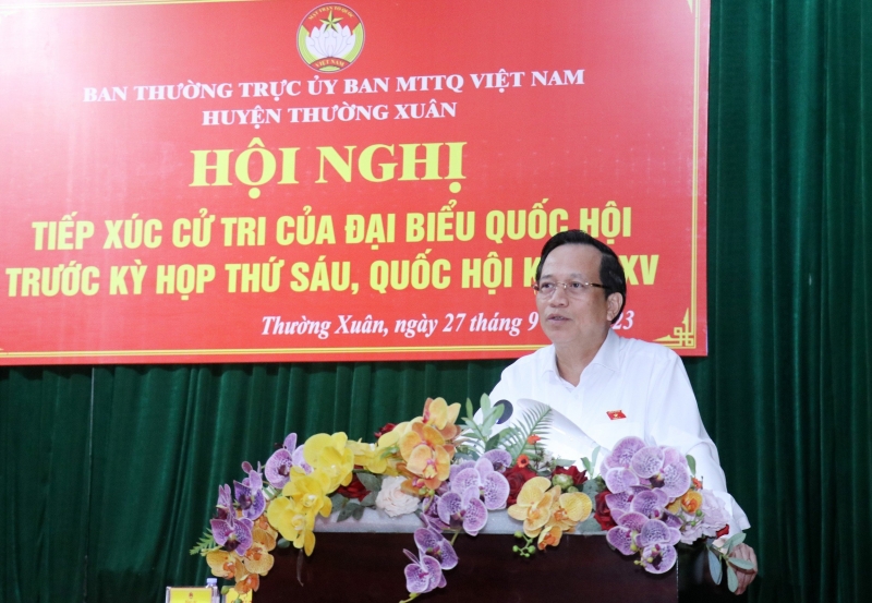 Le ministre du Travail, des Invalides et des Affaires sociales, Dao Ngoc Dung, s'exprime lors de la réunion avec les électeurs du district de Thuong Xuan.