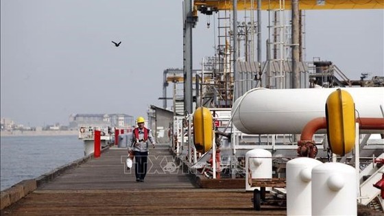 An Iranian oil refinery on Khark Island, off the Gulf. Photo: AFP/VNA