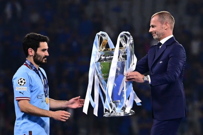 Ceferin, au nom de l'UEFA, a remis le trophée de la Ligue des champions à Ilkay Gundogan - capitaine de Manchester City - après le match final au stade Atatürk, à Istanbul, en Turquie, le 10 juin. Photo : AFP