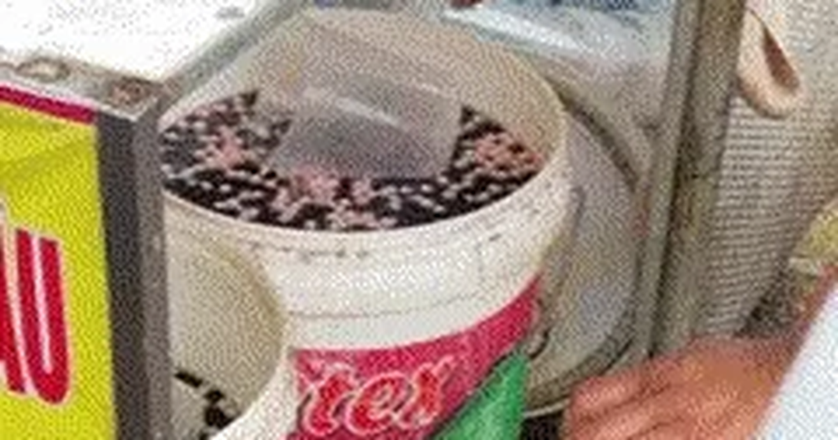 Shop owner causes shudders with colorful drinks in paint buckets and dirty plastic cups