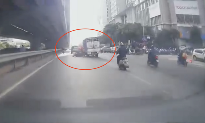 Un camion a intentionnellement écrasé une moto-taxi qui transportait des passagers. (Photo coupée du clip).