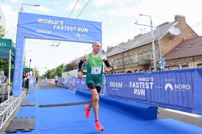 Sorokin auf der 100-km-Strecke des schnellsten Laufs der Welt in Vilnius, Litauen, am 14. Mai. Foto: NORD Security