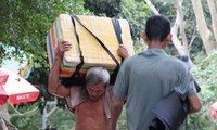 Agacharse para cargar una bolsa de 50 kilos de piedras y subir 1.500 escalones de piedra para ganar 50.000 VND