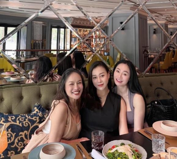 Phuong Oanh goes out with Tu Oanh and Quach Thu Phuong. Photo: Facebook characters
