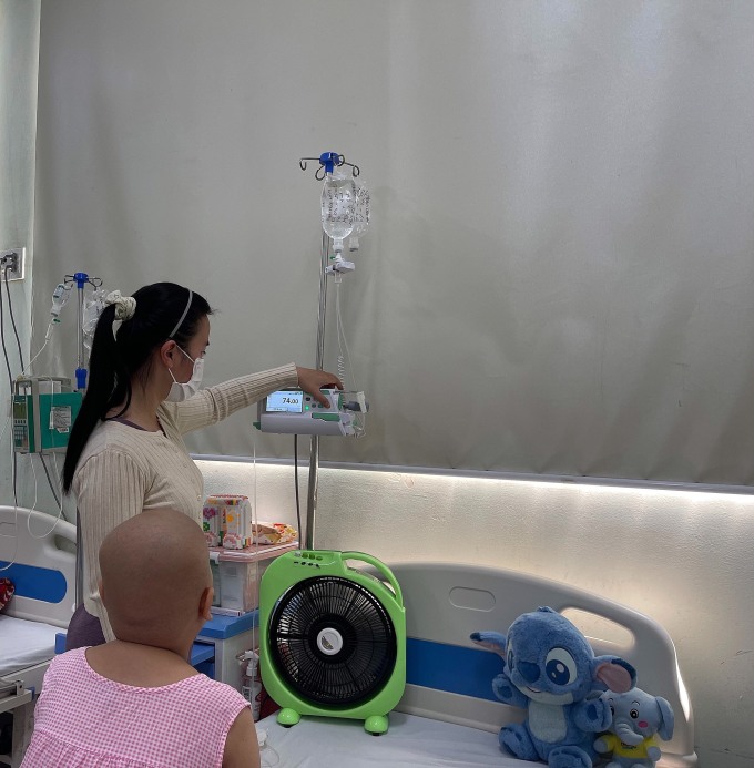 Thu Uyen is taking care of her younger sister Ngoc Han (in pink shirt) at Hue Central Hospital, noon April 21. Photo: Character provided