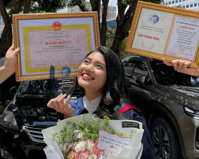 Ngan Ha takes a commemorative photo after the graduation ceremony at the University of Technology. Photo: Character provided