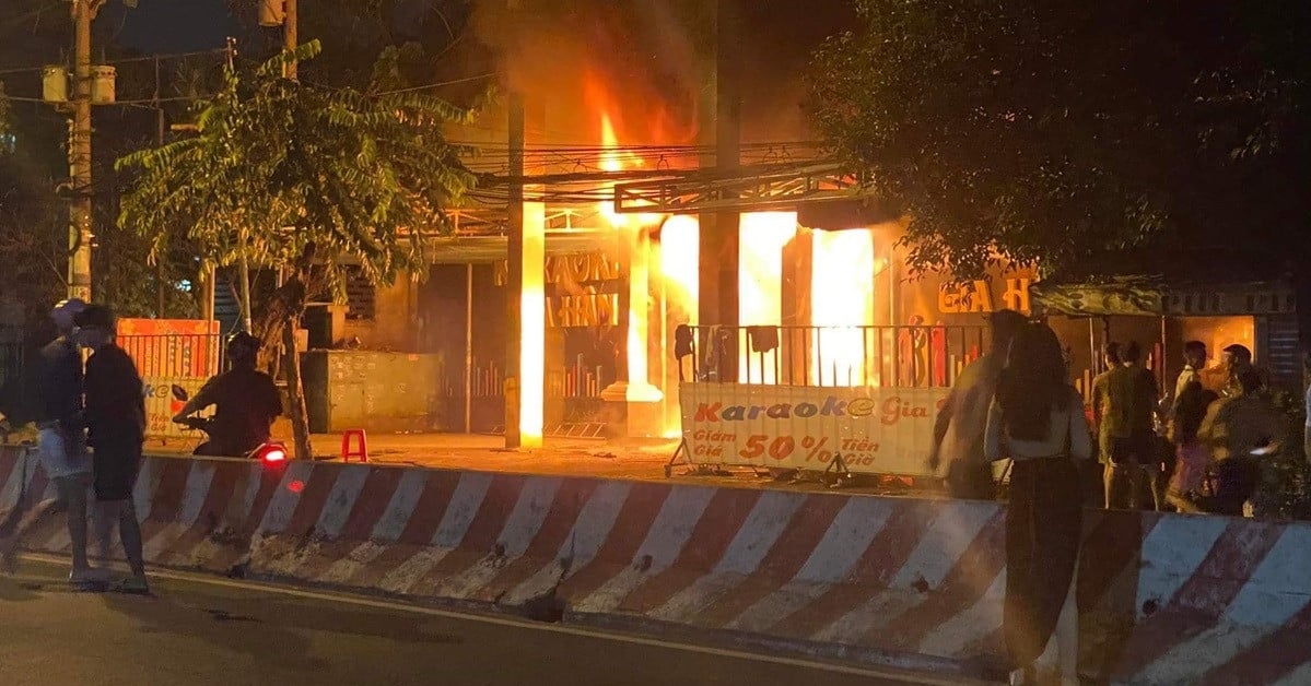 Karaoke bar in Binh Duong caught fire fiercely at night