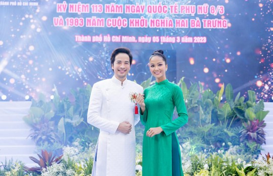 Đại sứ Đoàn Minh Tài cùng ca sĩ Sunny Đan Ngọc diện áo dài diễu hành tại phố đi bộ Nguyễn Huệ - Ảnh 1.